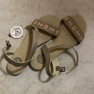 Brown SO sandals with roses